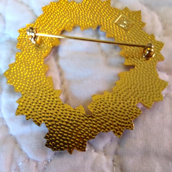 VTG Enamel Xmas Brooch Pin Wreath Poinsettia Flowers Red/Gold Tone By Fish Ltd. - Picture 9 of 10